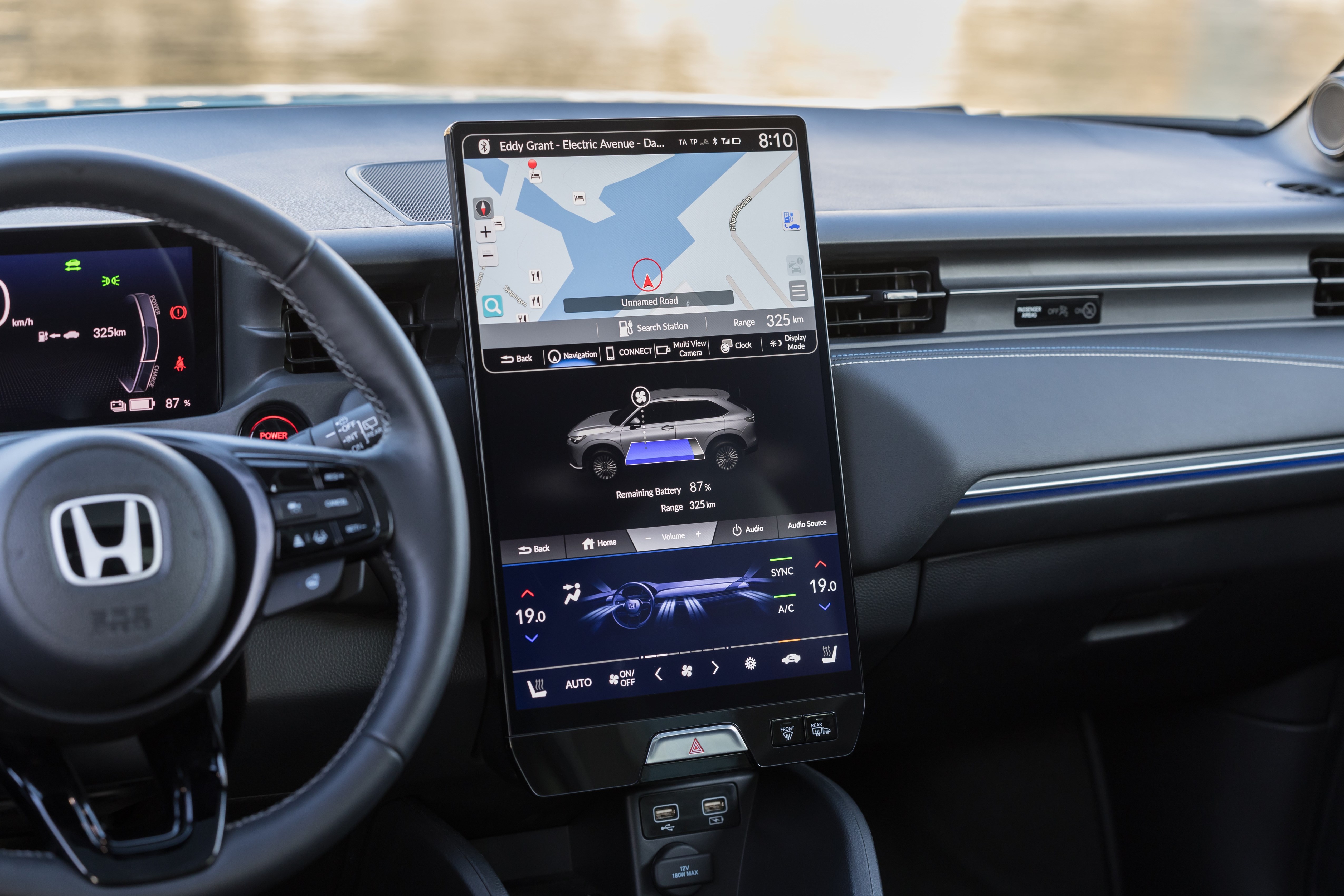 15.1吋輕觸式顯示屏連藍芽系統和Apple CarPlay連接