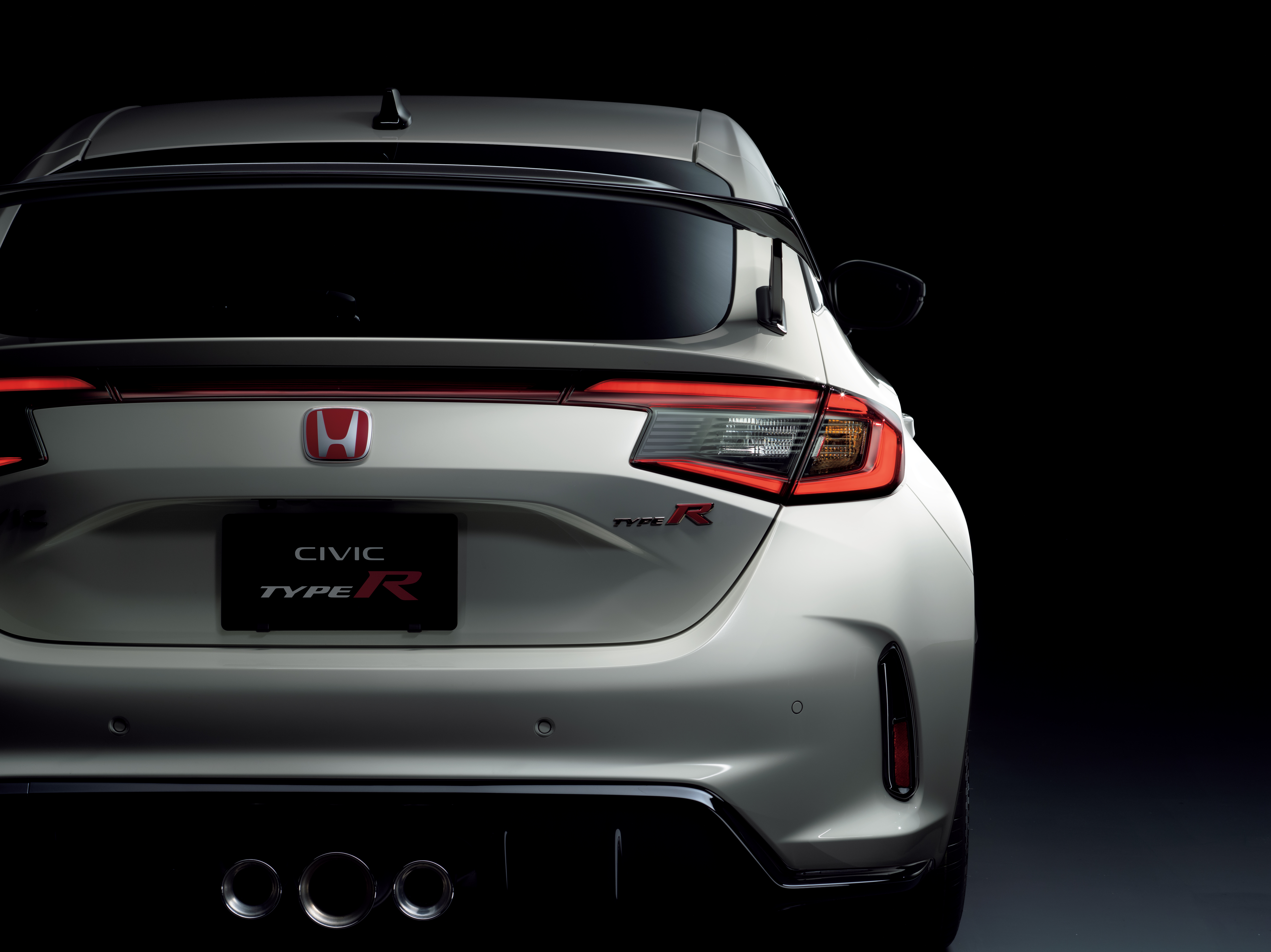 CIVIC Type R Exclusive Exterior: Rear Bumper, Tailgate Spoiler and Exhaust Pipe